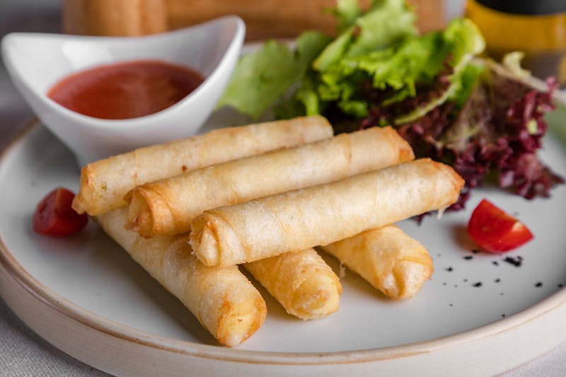 Crispy garlic breadsticks with dipping sauce