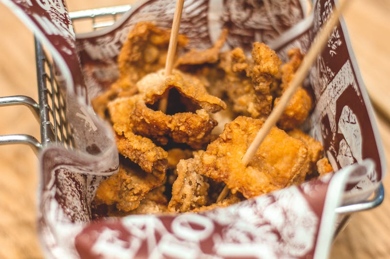 Crispy chicken wings with hot sauce
